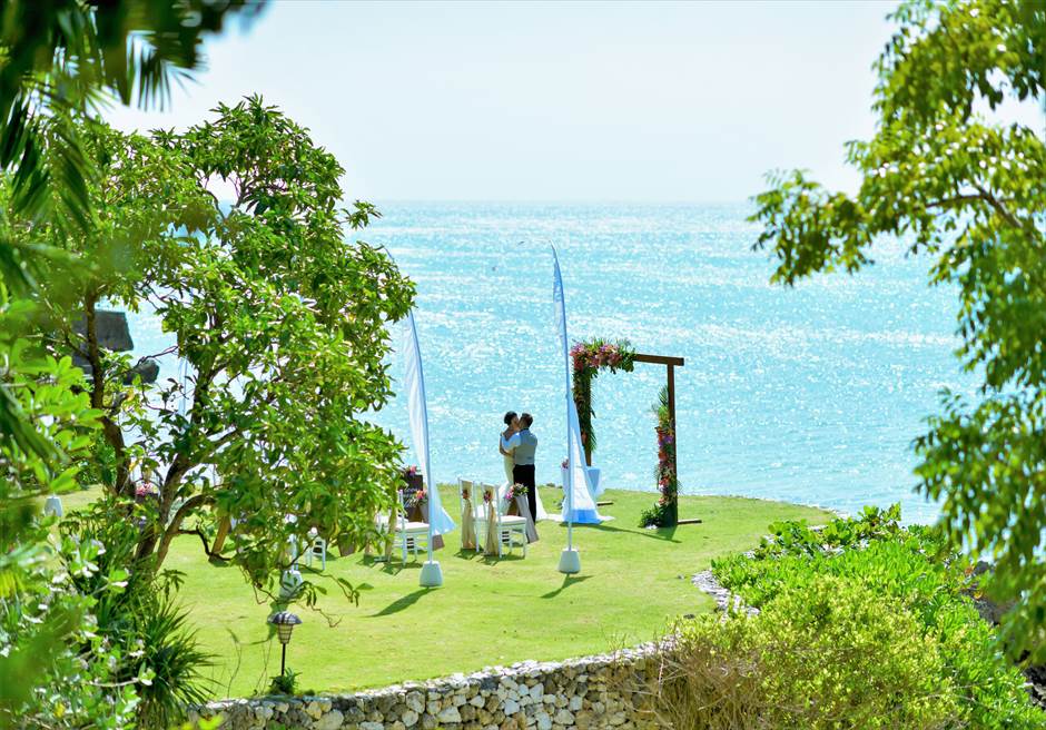 バリ島ガーデン・ウェディング/
Fourseasons Resort Bali Jimbaran Garden Wedding/
フォーシーズンズ・バリ・ジンバラン/ガーデン挙式