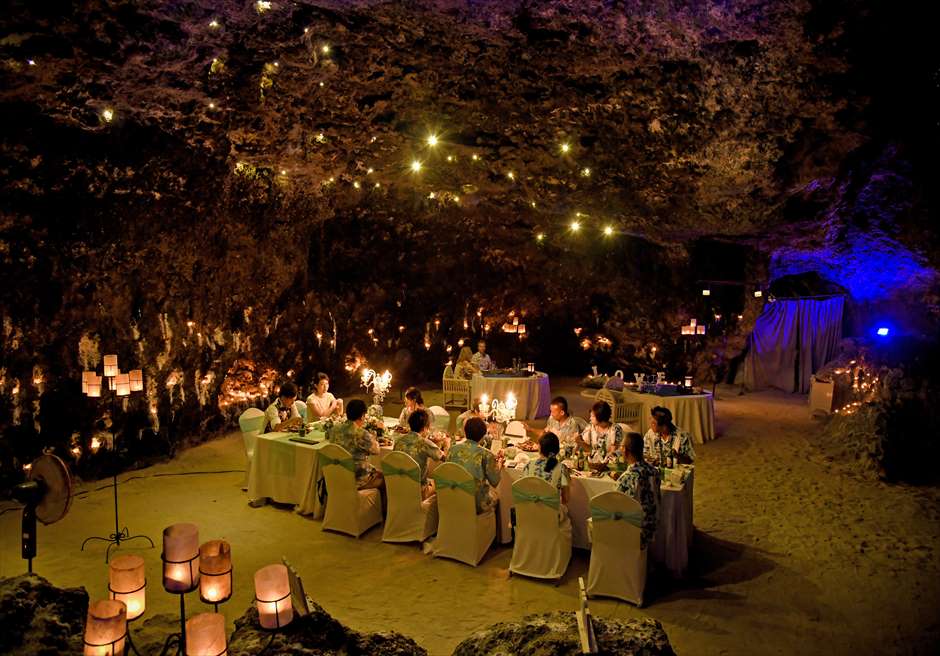 サマベ・バリ　大ケーブ洞窟ディナー　ウェディングパーティー