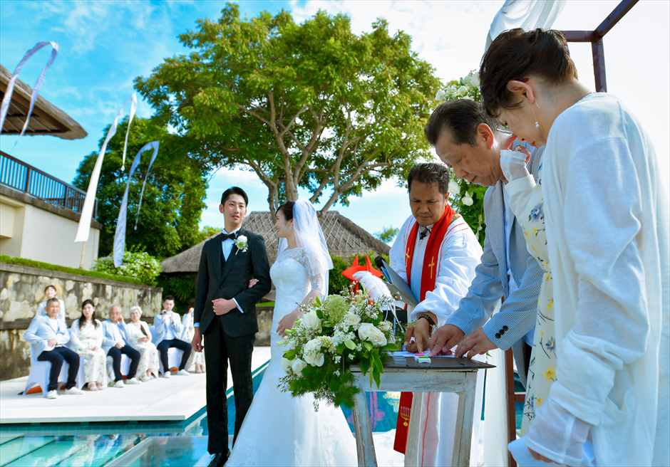 アマン・ヴィラ　水上挙式　結婚証明書サイン
