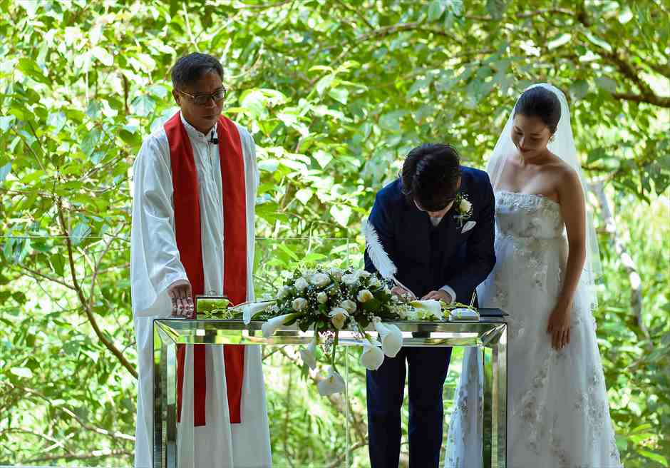 コマネカ・ビスマ　結婚証明書サイン