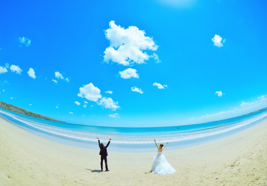 ベルモンド・ジンバラン・プリ・バリビーチ・フォトウェディング真っ青な海と空＆白砂のビーチ