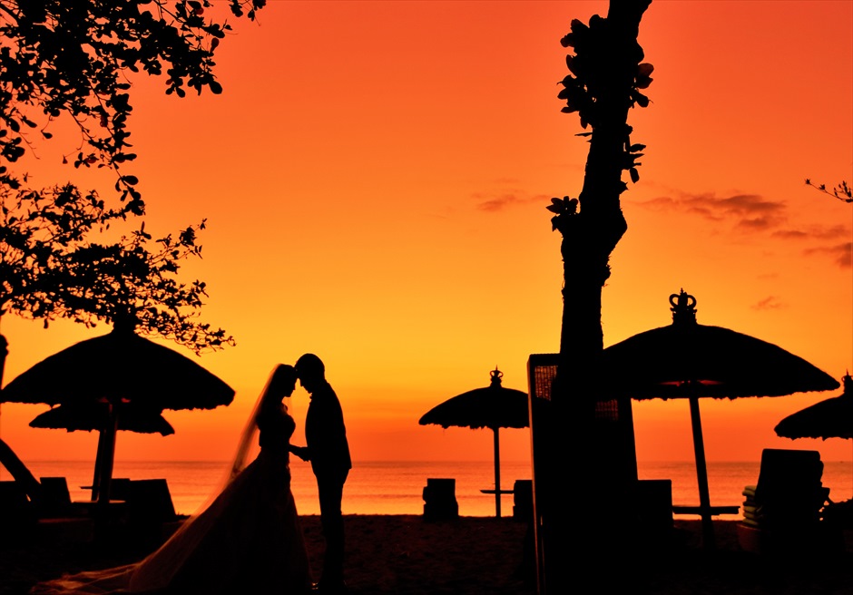 ベルモンド・ジンバラン・プリ・バリジンバランビーチ・サンセットフォトオレンジに色づく幻想的なシーン