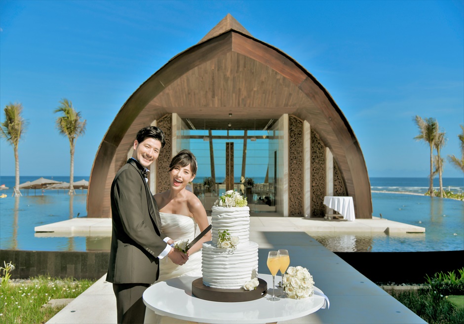 Apurva Kempinski Bali Oceanfront Chapel Wedding Ceremony Cake Cut ジ・アプルヴァ・ケンピンスキ・バリ・ウェディング チャペル前ケーキ・カット