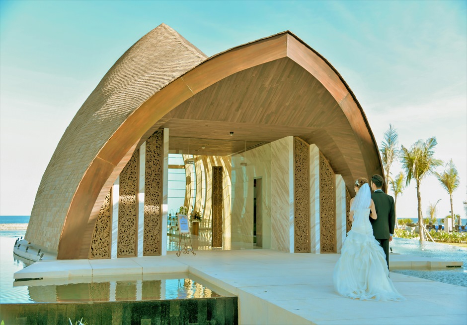 Apurva Kempinski Bali Oceanfront Chapel Wedding Ceremony Entry ジ・アプルヴァ・ケンピンスキ・バリ結婚式 アプルヴァ・オーシャンフロント・チャペル・ウェディング