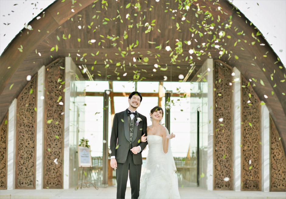 Apurva Kempinski Bali Oceanfront Chapel Wedding Ceremony Flower Shower ジ・アプルヴァ・ケンピンスキ・バリ・ウェディング アプルヴァ・チャペル 生花フラワーシャワー