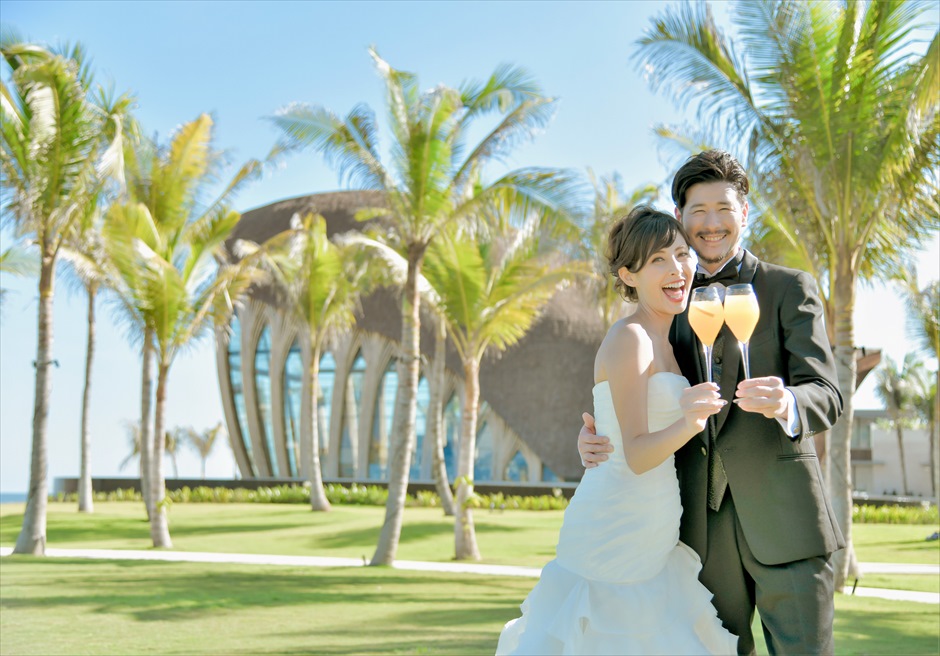 Apurva Kempinski Bali Oceanfront Chapel Wedding Ceremony Toast Drink ジ・アプルヴァ・ケンピンスキ・バリ結婚式 チャペル前ガーデン乾杯