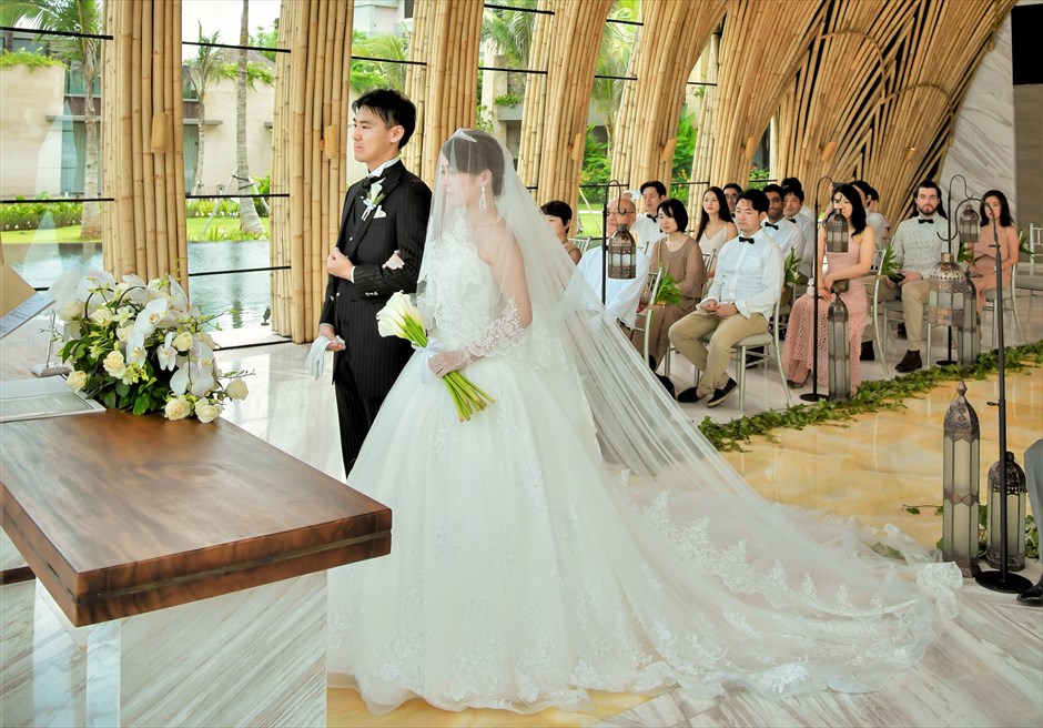 ジ・アプルヴァ・ケンピンスキ・バリ結婚式　伝統建築で造られた芸術的なチャペル挙式