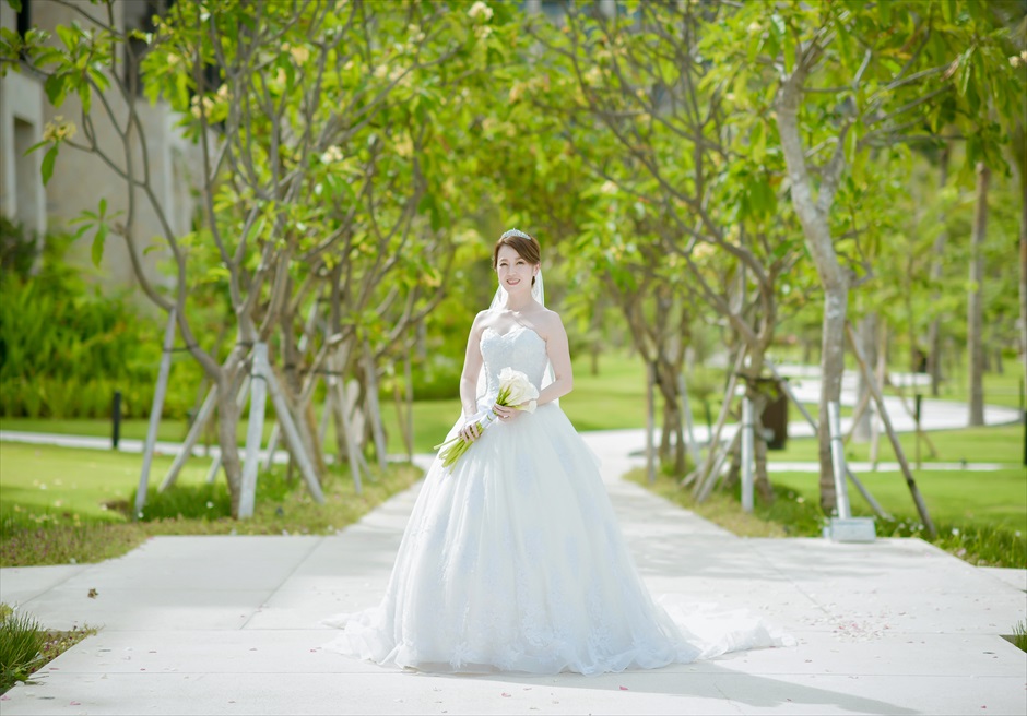 ケンピンスキ・バリ結婚式　アプルヴァ・チャペルへのガーデンロード