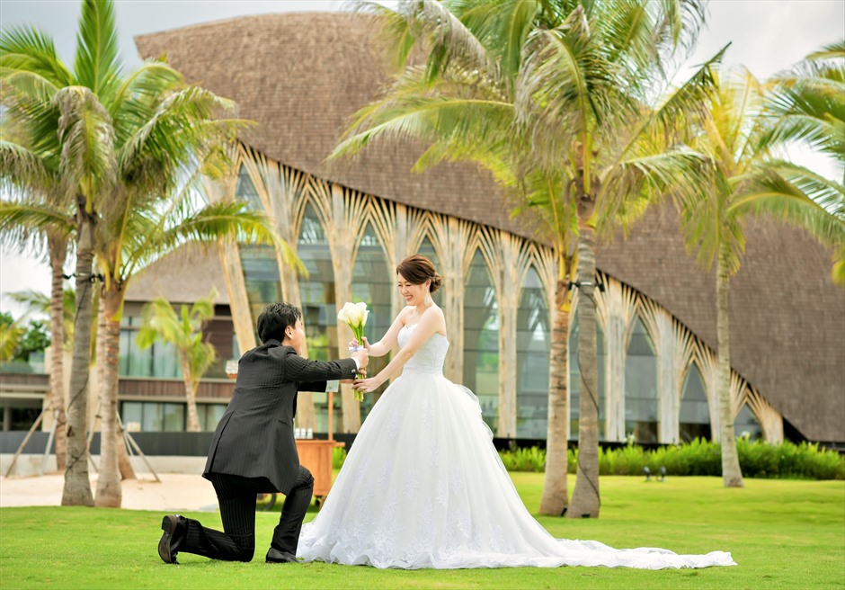 ケンピンスキ・バリ結婚式　アプルヴァ・チャペルをバックにプロポーズ