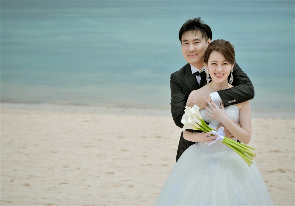 ケンピンスキ・バリ結婚式　アプルヴァ・チャペル前ビーチにて