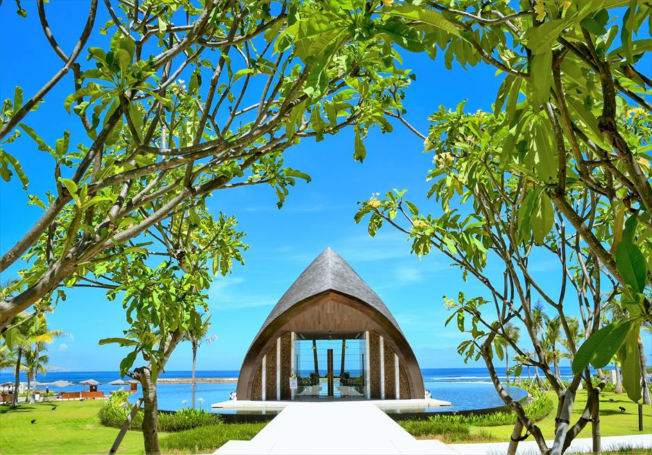 The Apurva Kempinski Bali Oceanfront Chapel Wedding (2) ジ・アプルヴァ・ケンピンスキ・バリ挙式 ガーデンを抜けるチャペルへの道