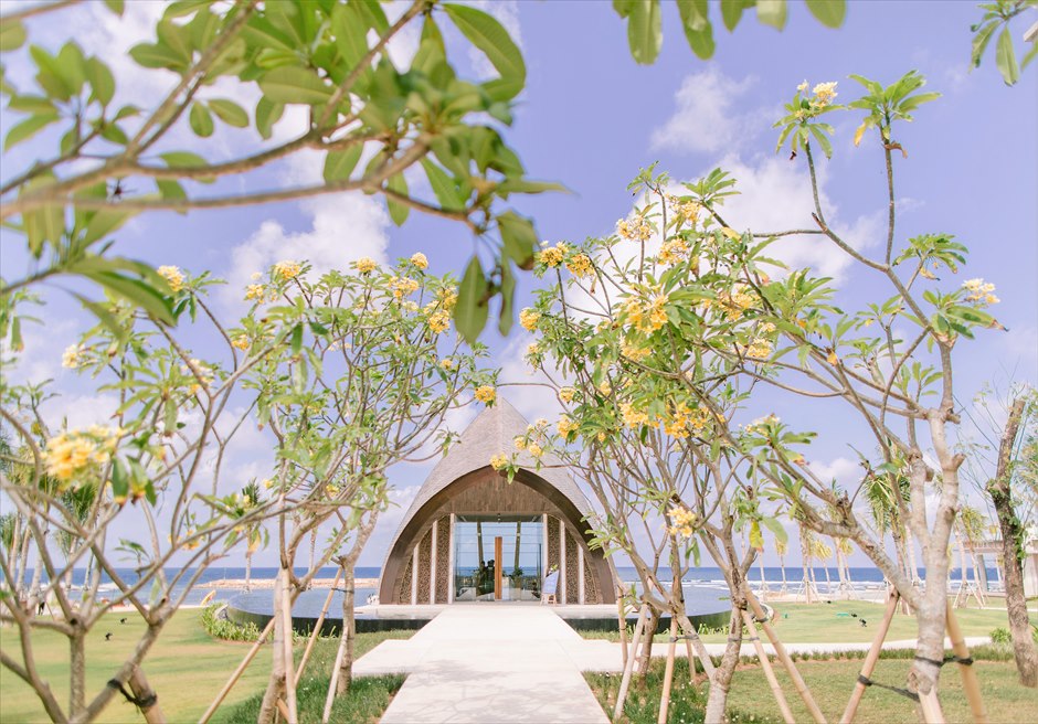 The Apurva Kempinski Bali Oceanfront Chapel Wedding (4) ジ・アプルヴァ・ケンピンスキ・バリ・ウェディング 花々が咲くチャペルまでのガーデン
