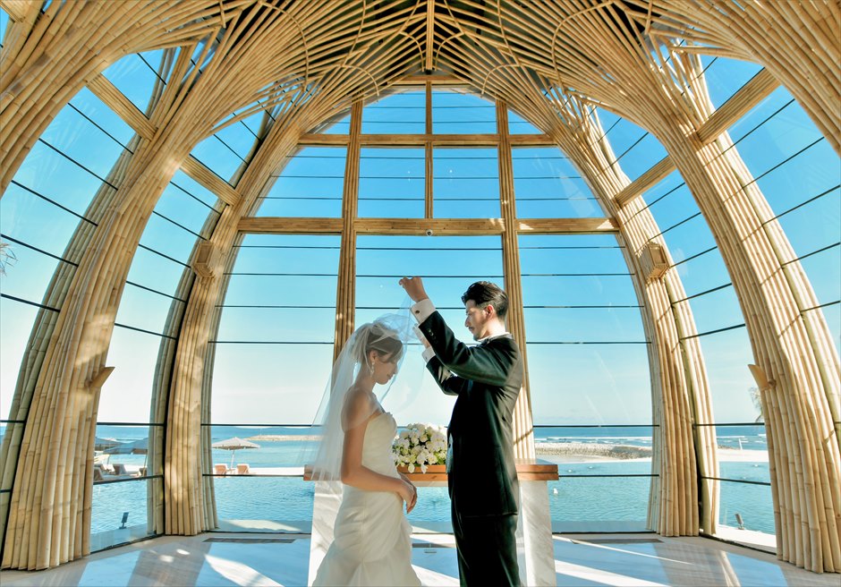 The Apurva Kempinski Bali Oceanfront Chapel Wedding Ceremony ジ・アプルヴァ・ケンピンスキ・バリ・ウェディング オーシャンフロント・チャペル ベールアップ