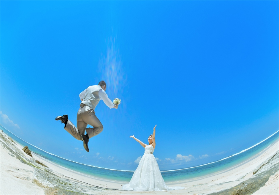 バリ島フォト・ウェディング【デイタイム】/
カルマ・カンダラ/
透明度の高い海が広がるビーチ