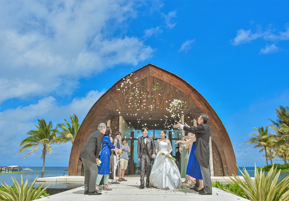 アプルヴァ・チャペル　フラワーシャワー　バリ島ウェディング・挙式・結婚式