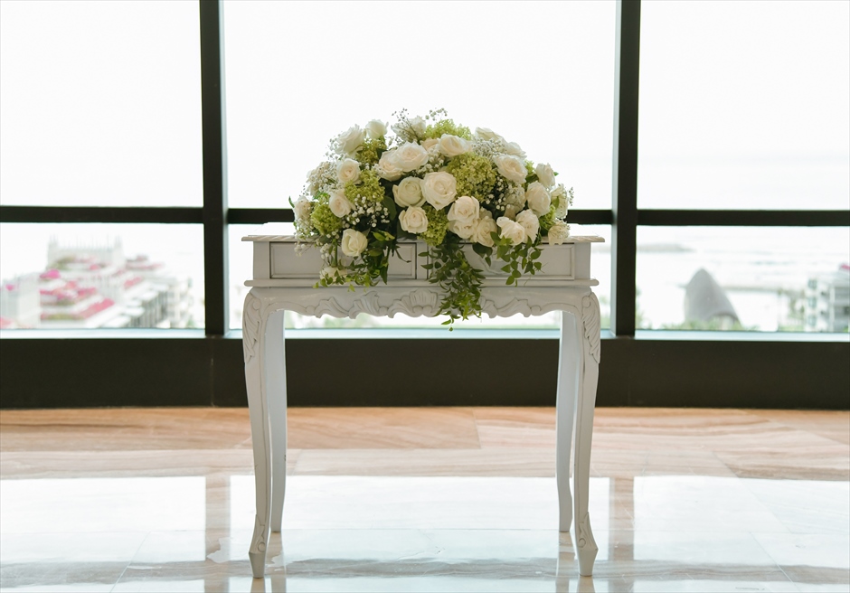 オーシャンビュー・クリフ・チャペル挙式 基本プラン　ホワイト＆グリーン生花装飾 祭壇生花センターピース・フラワー