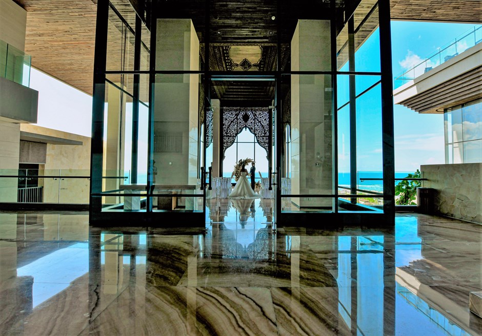 ジ・アプルヴァ・ケンピンスキ・バリ オーシャンビュー・クリフ・チャペル挙式 【アーチ】美しいガラスの壁面と大理石の床