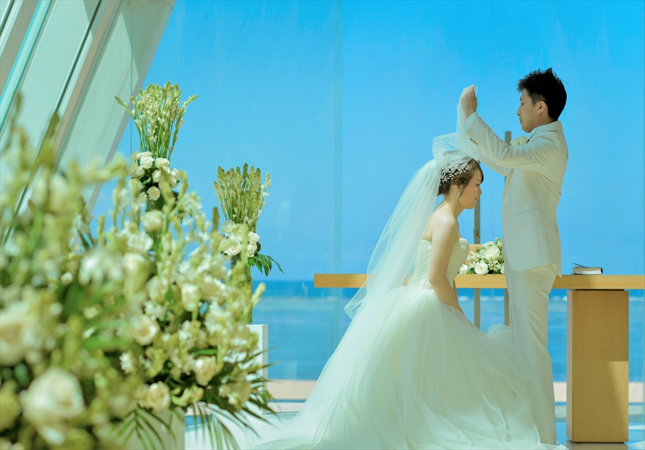 コンラッド結婚式　祭壇越しに真っ青な海が広がる挙式シーン