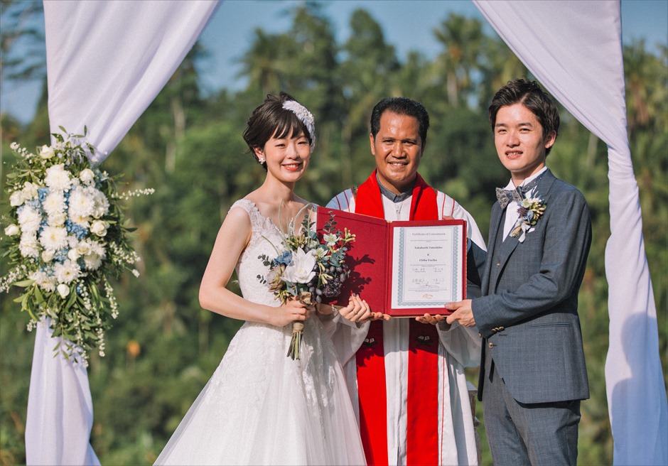 ジャンナタ・リゾート・ウブド・バリ　ウェディング・挙式　挙式シーン　結婚証明書のサイン