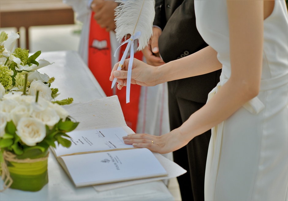 フォーシーズンズ・サヤン　インフィニティ挙式　結婚証明書のサイン