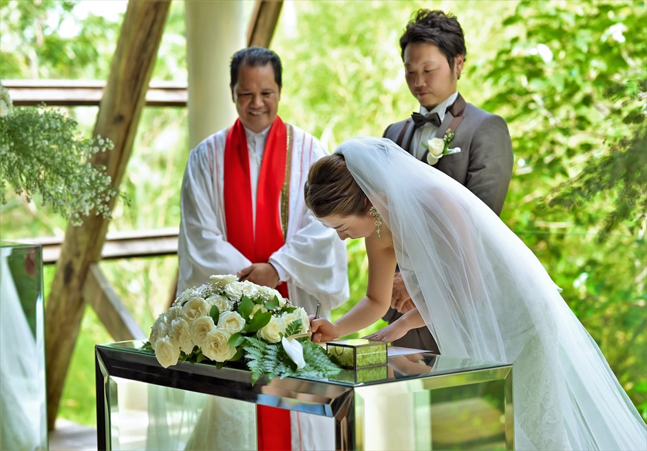 コマネカ・アット・ビスマ　ジャングルビュー・チャペル挙式　結婚証明書のサイン