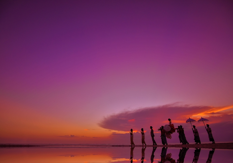 マ・ジョリー ビーチ　サンセット・フォトウェディング　バリ島伝統神輿