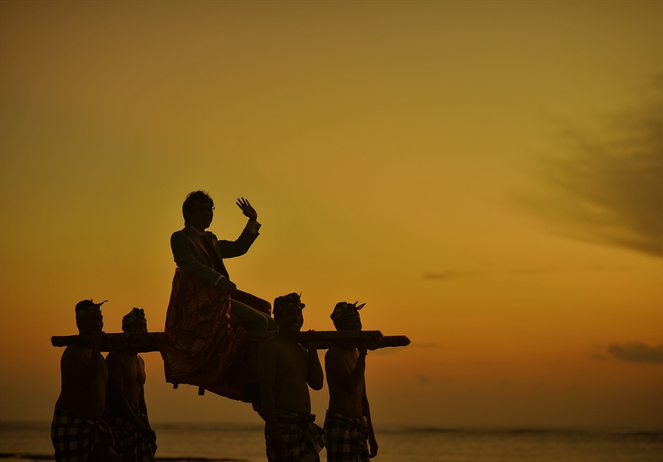 マ・ジョリー ビーチ　サンセット・フォトウェディング　バリ島伝統神輿