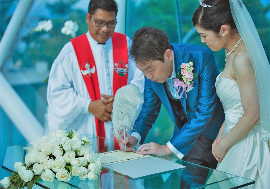 インナ・グランド・バリ・ビーチ・ホテル　ダイヤモンドチャペル挙式　結婚証明書のサイン