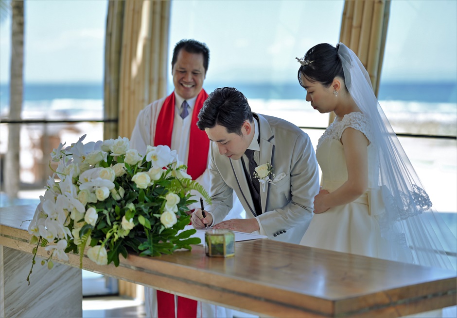 ケンピンスキ・バリ　アプルヴァ・チャペル・ウェディング　挙式シーン　結婚証明書のサイン