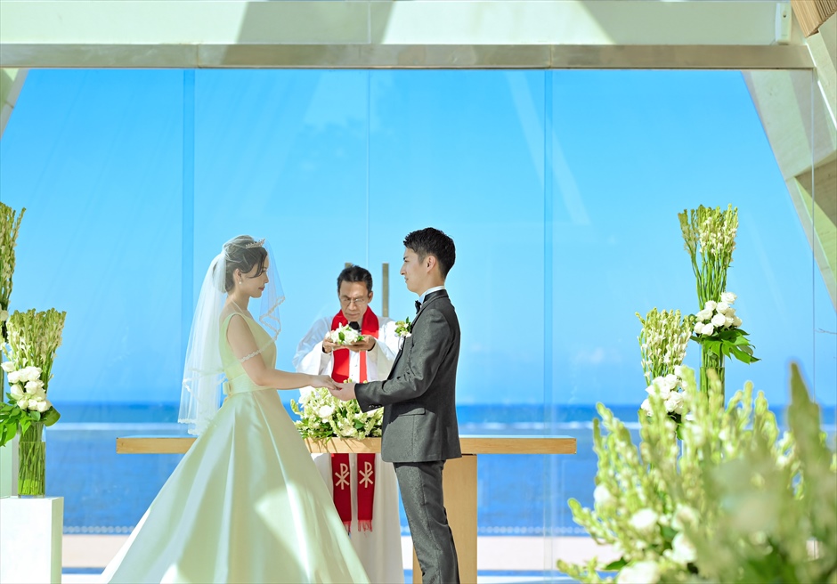 コンラッド・バリ結婚式　祭壇越しに真っ青な海が広がる