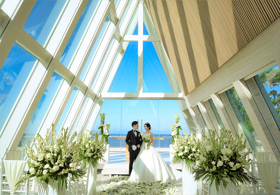 コンラッド・バリ結婚式　生花の装飾を生かしたチャペル内撮影