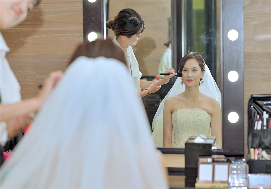 新婦様お支度部屋にてヘアメイク