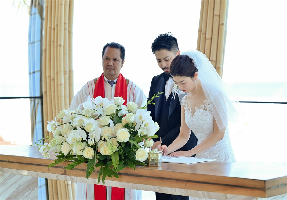 神秘的なチャペルで結婚証明書のサイン