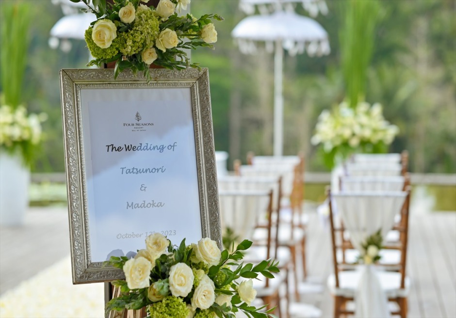 フォーシーズンズ・リゾート・ウブド結婚式　ウェルカムボード生花装飾