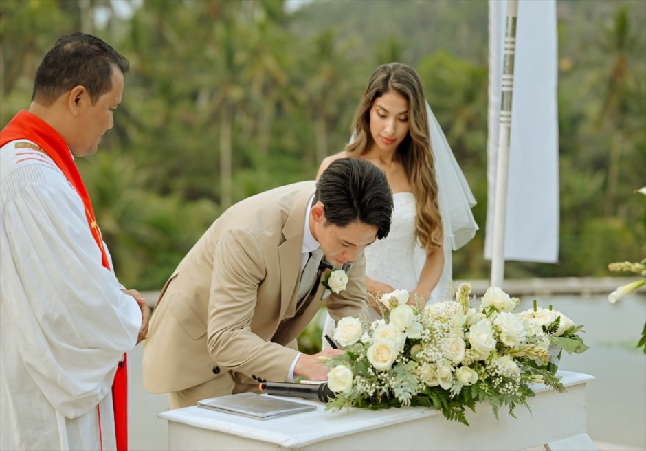 フォーシーズンズ結婚証明書へのサイン