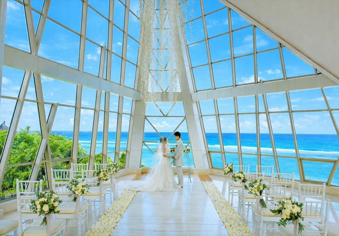 チャペル周りの樹々の緑に生花装飾が溶け込む