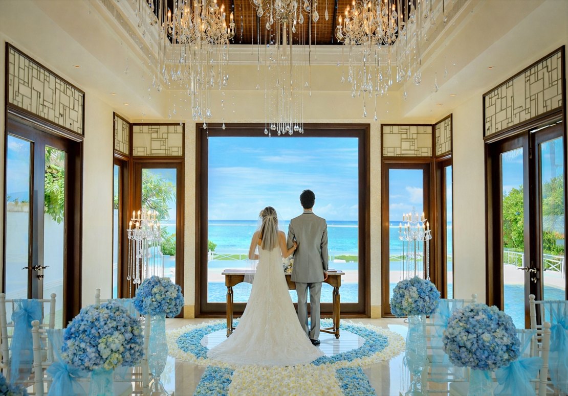 祭壇越しに絵画のように美しい景色を望む