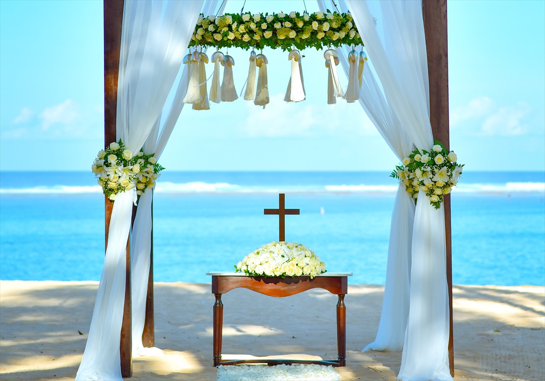 ビーチ祭壇周りチ ホワイトローズ生花装飾