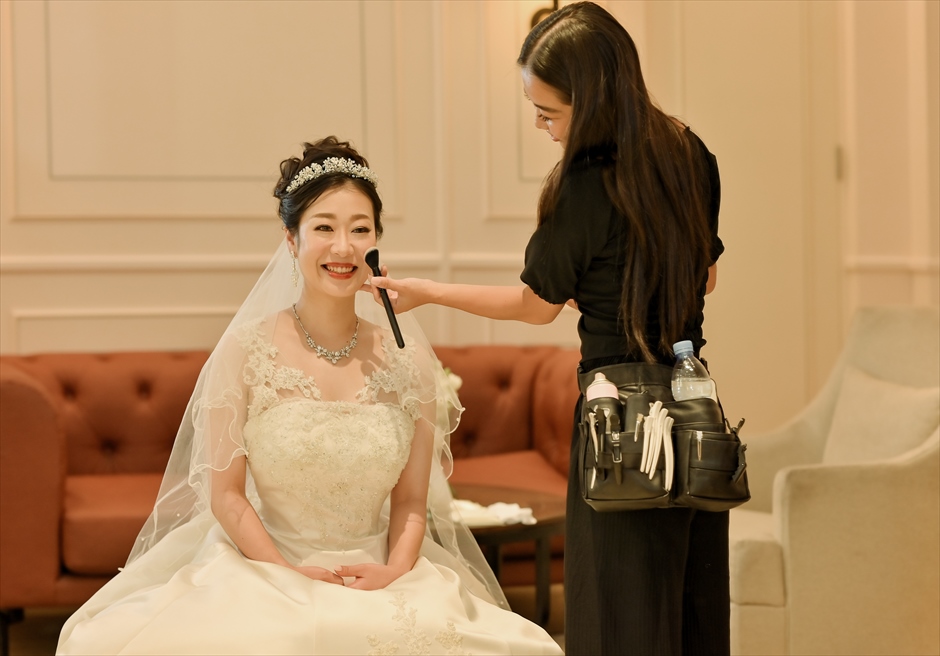 お支度部屋にて新婦様ヘアメイク