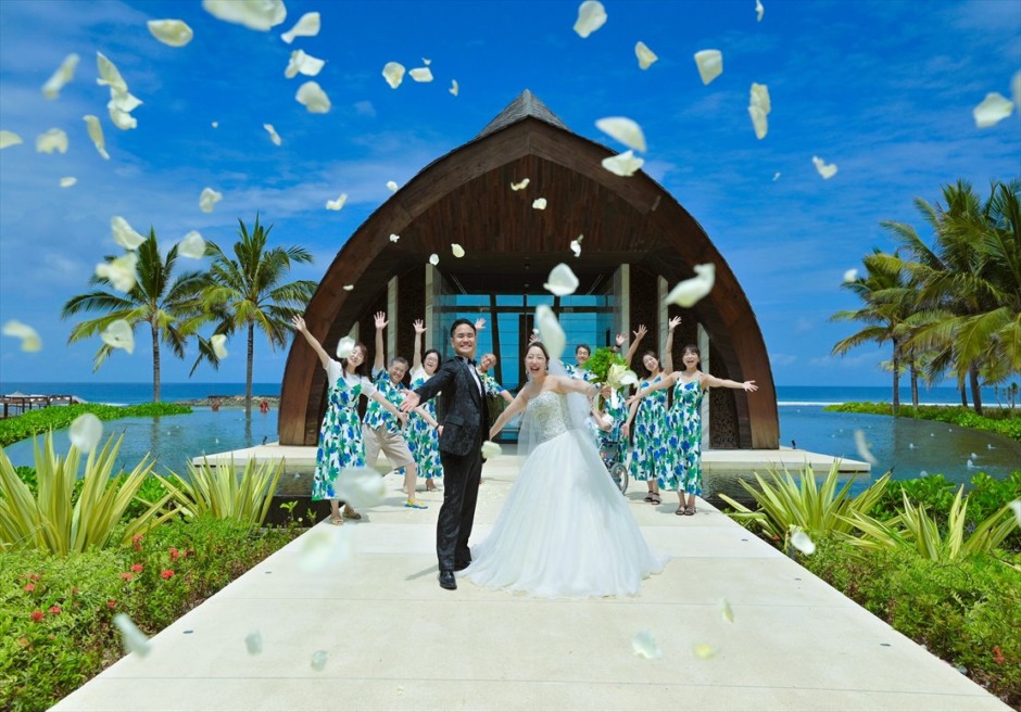 ケンピンスキ・バリ結婚式　生花フラワーシャワー撮影