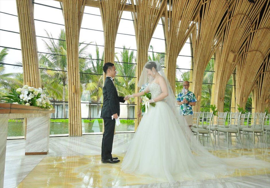 ケンピンスキ・バリ結婚式　新婦様入場シーン