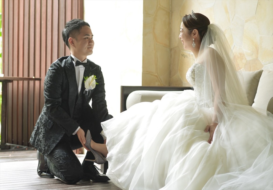 ケンピンスキ・バリ挙式　新郎様より新婦様へシューズ