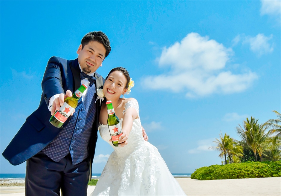 ビーチにてビンタンビール撮影