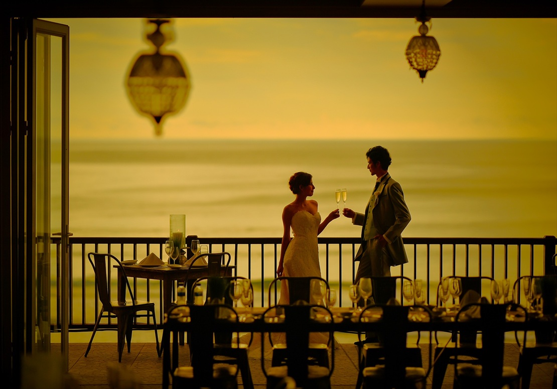 空と海を水平線まで望むサンセット・タイム