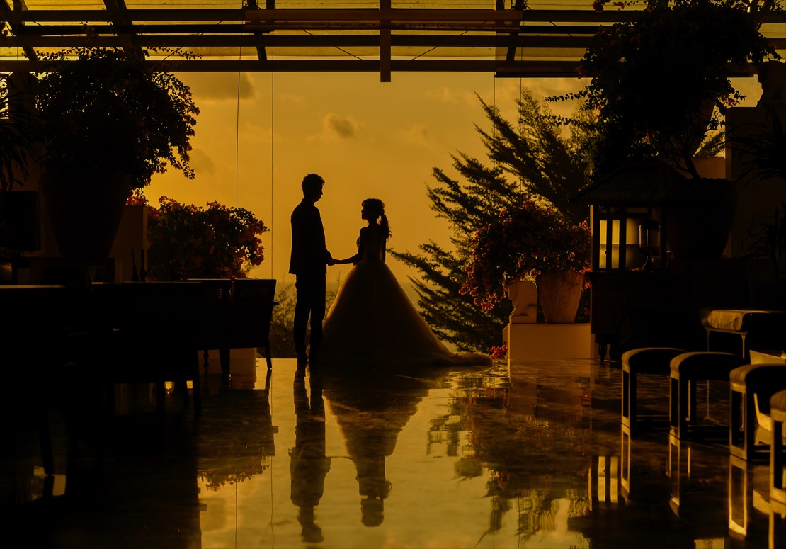 ロビーが黄金色に包まれる夕暮れ時