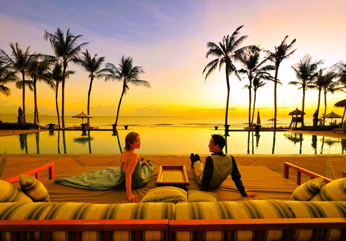 プール・サイドよりマジックアワーを望む