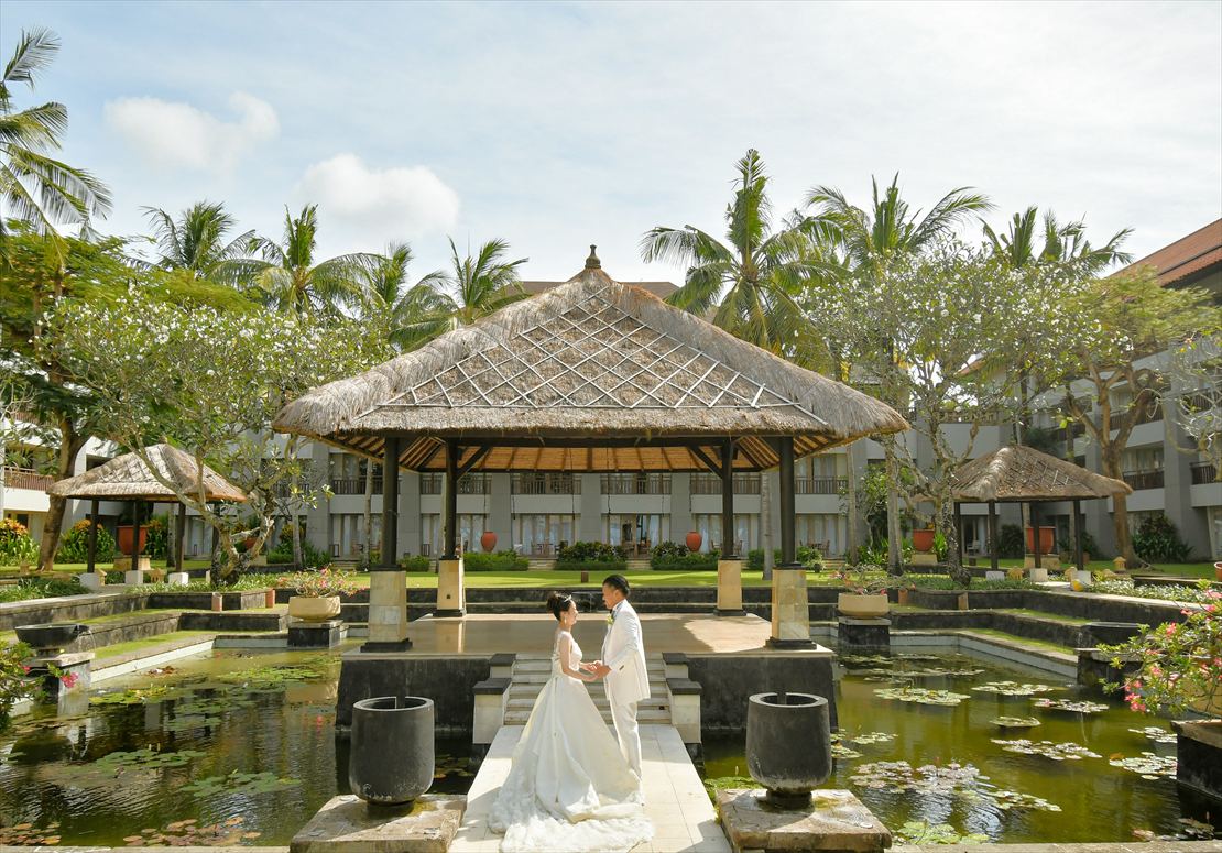 バリらしい雰囲気が漂うウェディング・フォト