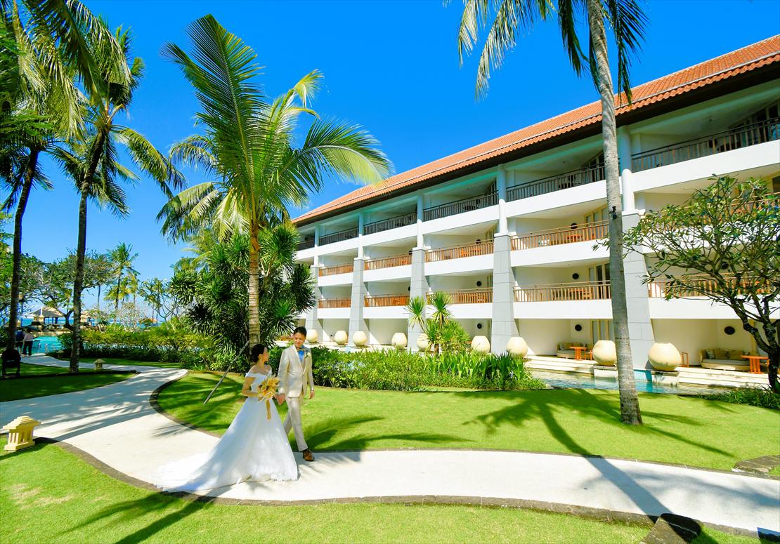 美しいガーデンが広がるホテル棟