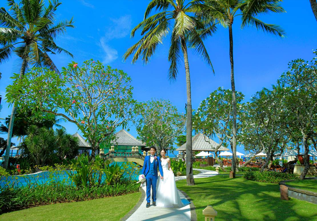 椰子の木が立ち並ぶラグーン・プールサイド