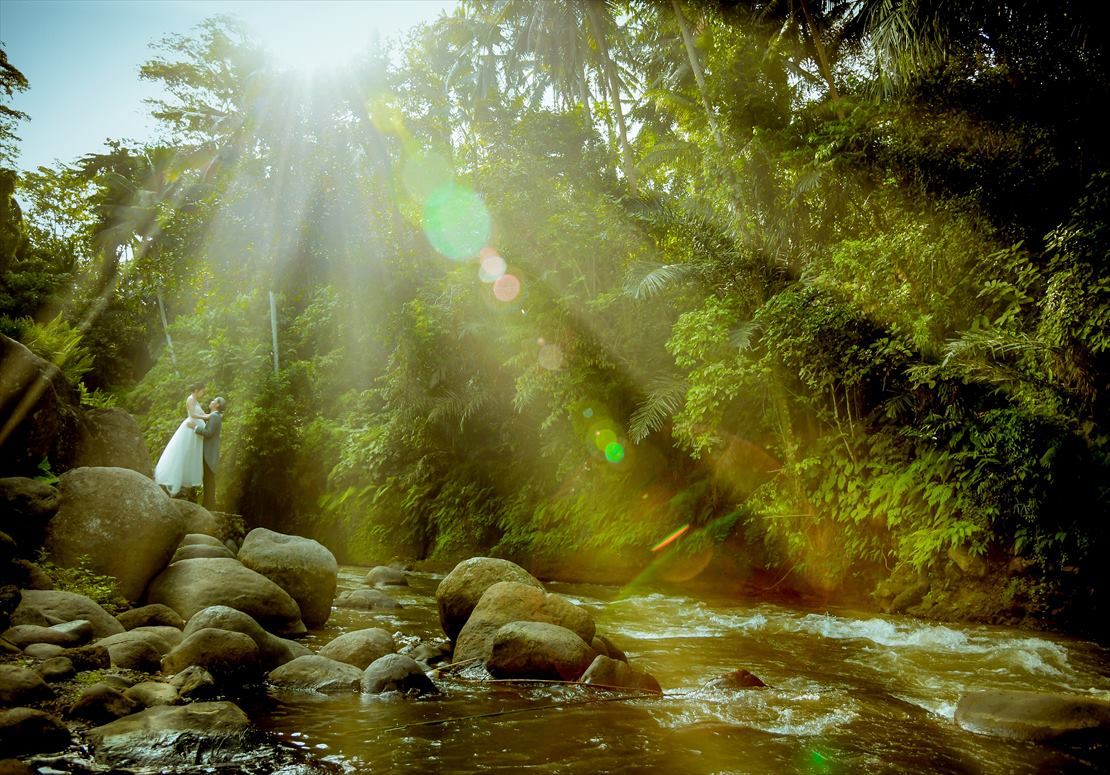 陽光が降り注ぐアユン川のウェディングフォト